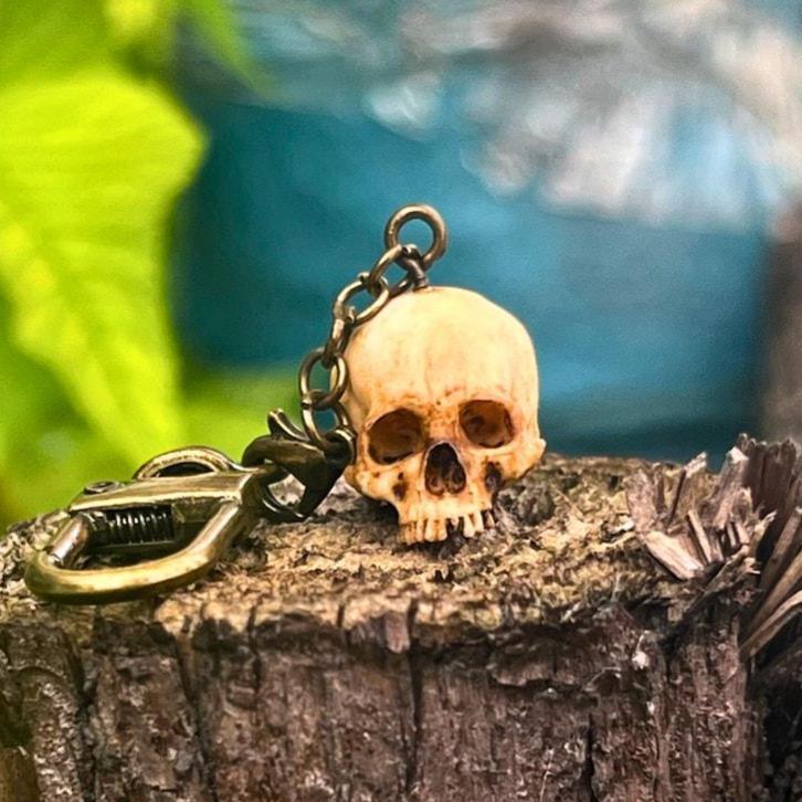 Personalized Hand-Painted Skull Keychain for Punk Style - Halloween Horror Keychain