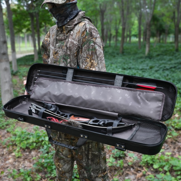 HOYT Tiburon Takedown Recurve Bow and Arrows Set FORMULA