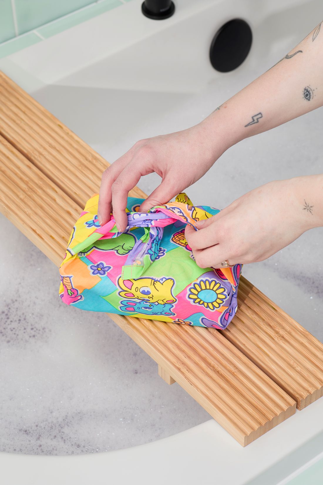 BUNNIES PICNIC KNOT WRAP