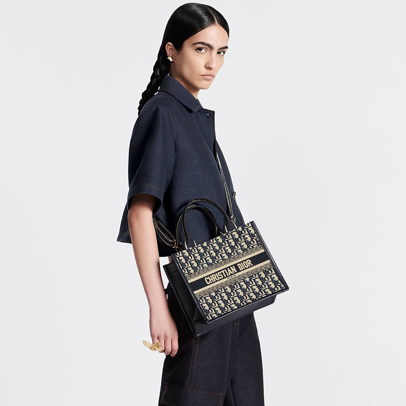 DIOR  Book Tote バッグ スモール Ref: M1325CZBB_M928-最安値に挑戦中!!!