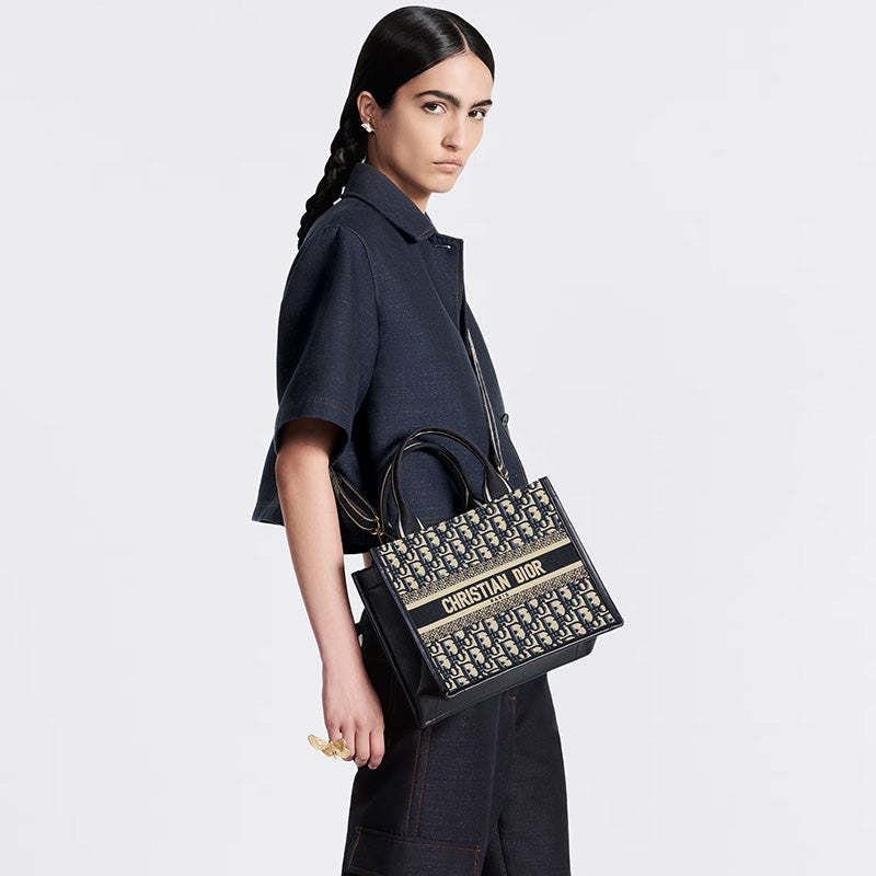 DIOR  Book Tote バッグ スモール Ref: M1325CZBB_M928-最安値に挑戦中!!!