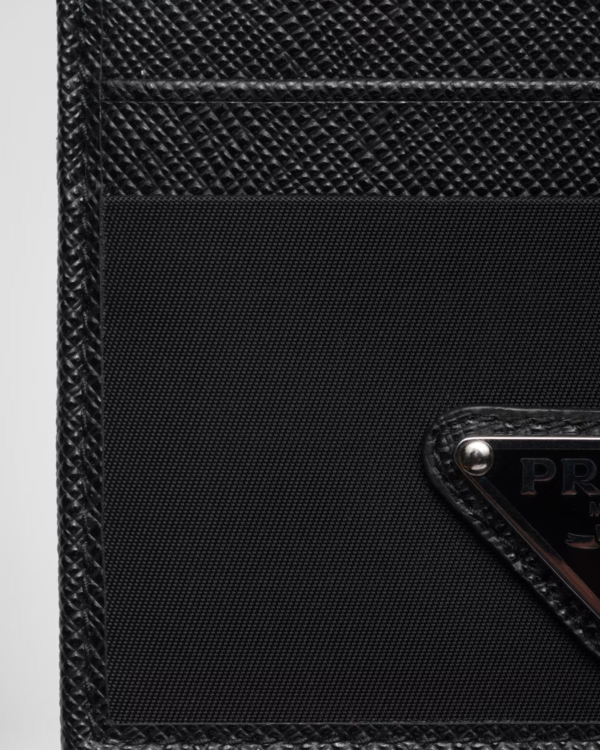 PRADA      リサイクルナイロンとサフィアーノレザーのカードホルダー    PMRef:2MC025_2DMH_F0002-最安値に挑戦中!!!