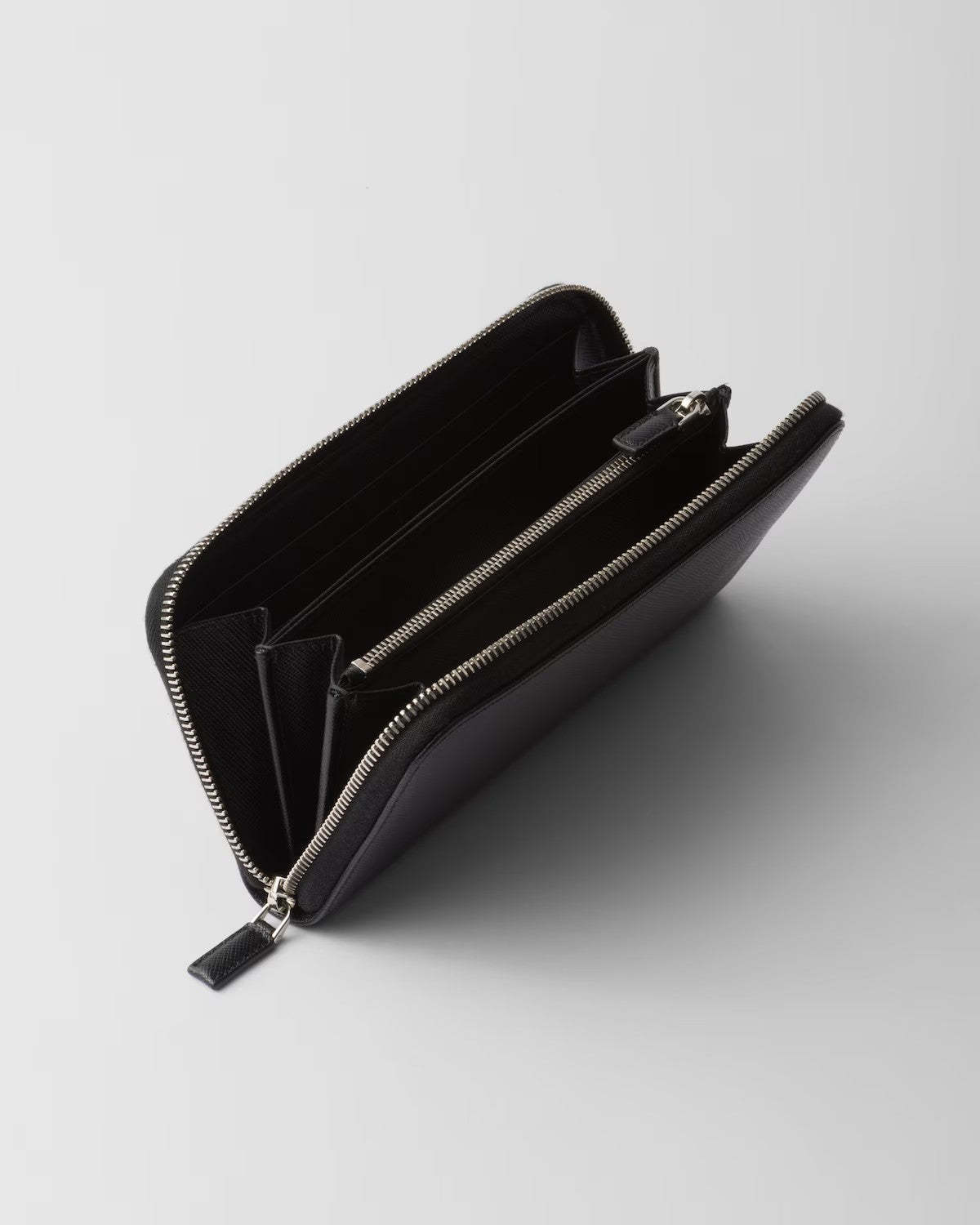 PRADA      サフィアーノトライアングル ジップアラウンド財布    PMRef:2ML317_QHH_F0002-最安値に挑戦中!!!