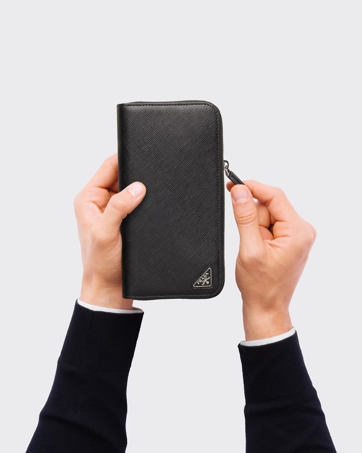 PRADA      サフィアーノトライアングル ジップアラウンド財布    PMRef:2ML317_QHH_F0002-最安値に挑戦中!!!