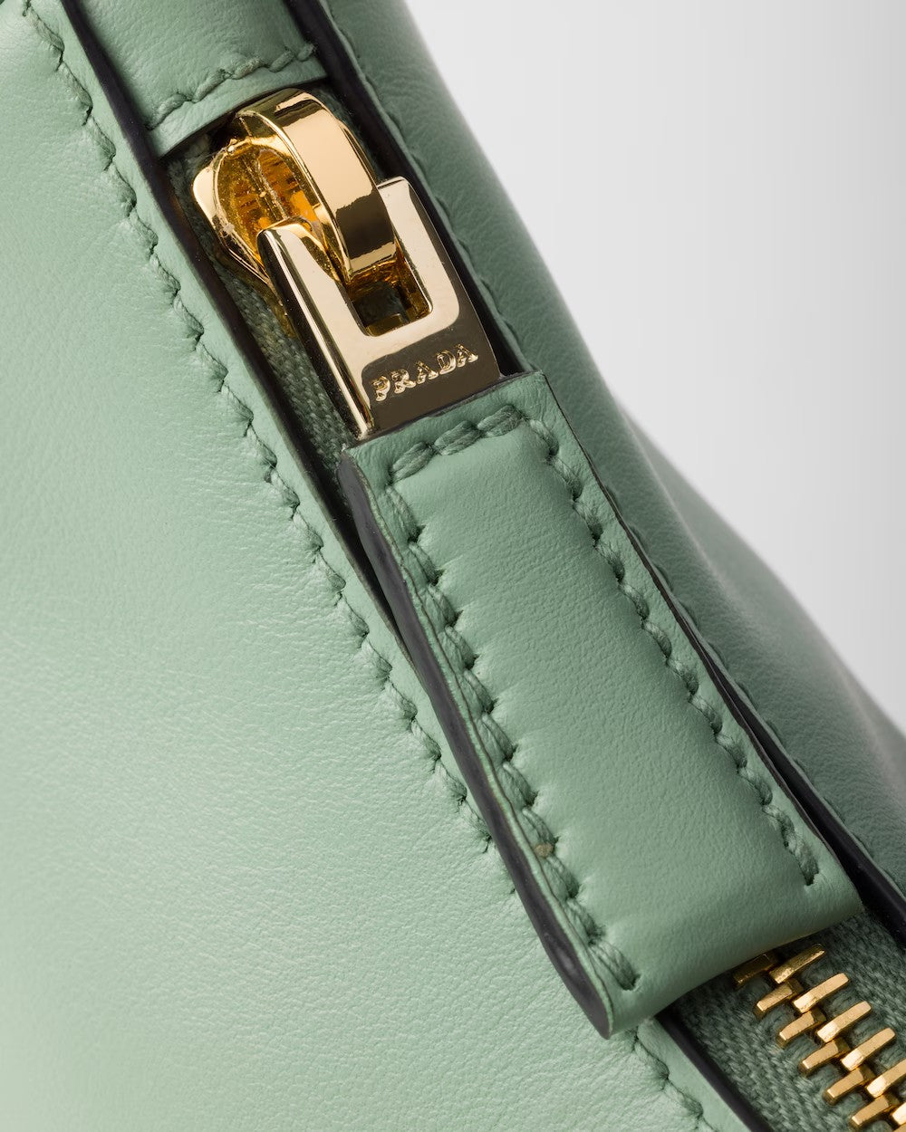 PRADA    プラダ アーケ レザー ショルダーバッグ    PMRef:1BC194_ASK_F02EQ_V_OOO-最安値に挑戦中!!!