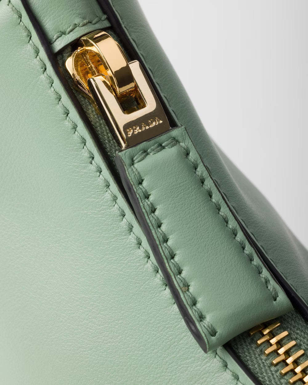 PRADA    プラダ アーケ レザー ショルダーバッグ    PMRef:1BC194_ASK_F02EQ_V_OOO-最安値に挑戦中!!!