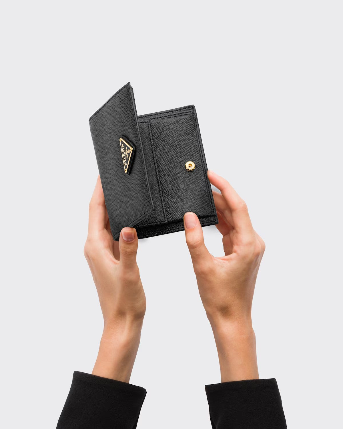 PRADA      サフィアーノトライアングル 財布    PMRef:1MV204_QHH_F0002-最安値に挑戦中!!!