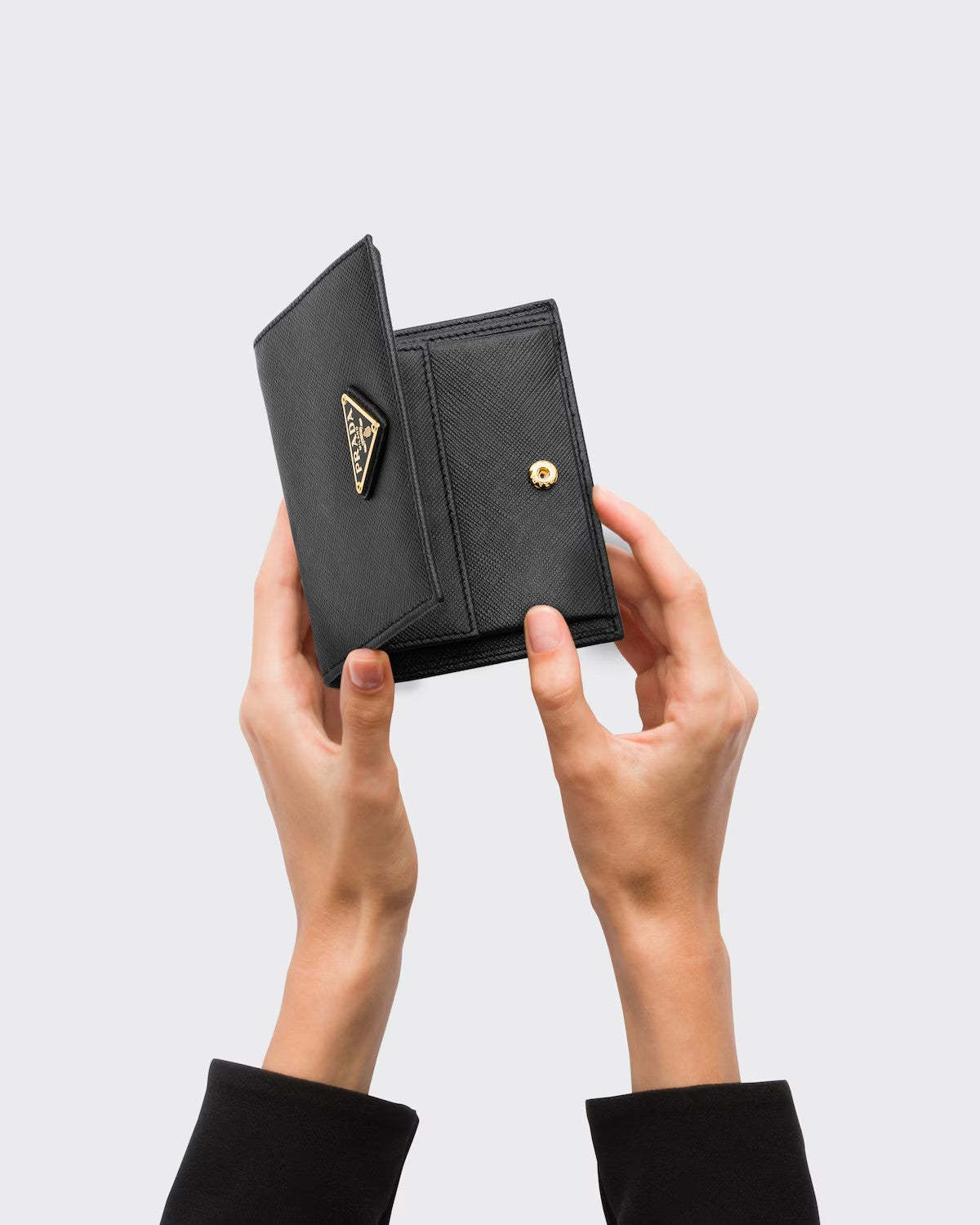 PRADA      サフィアーノトライアングル 財布    PMRef:1MV204_QHH_F0002-最安値に挑戦中!!!