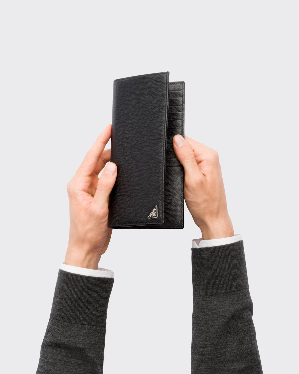 PRADA      サフィアーノトライアングル財布    PMRef:2MV836_QHH_F0002