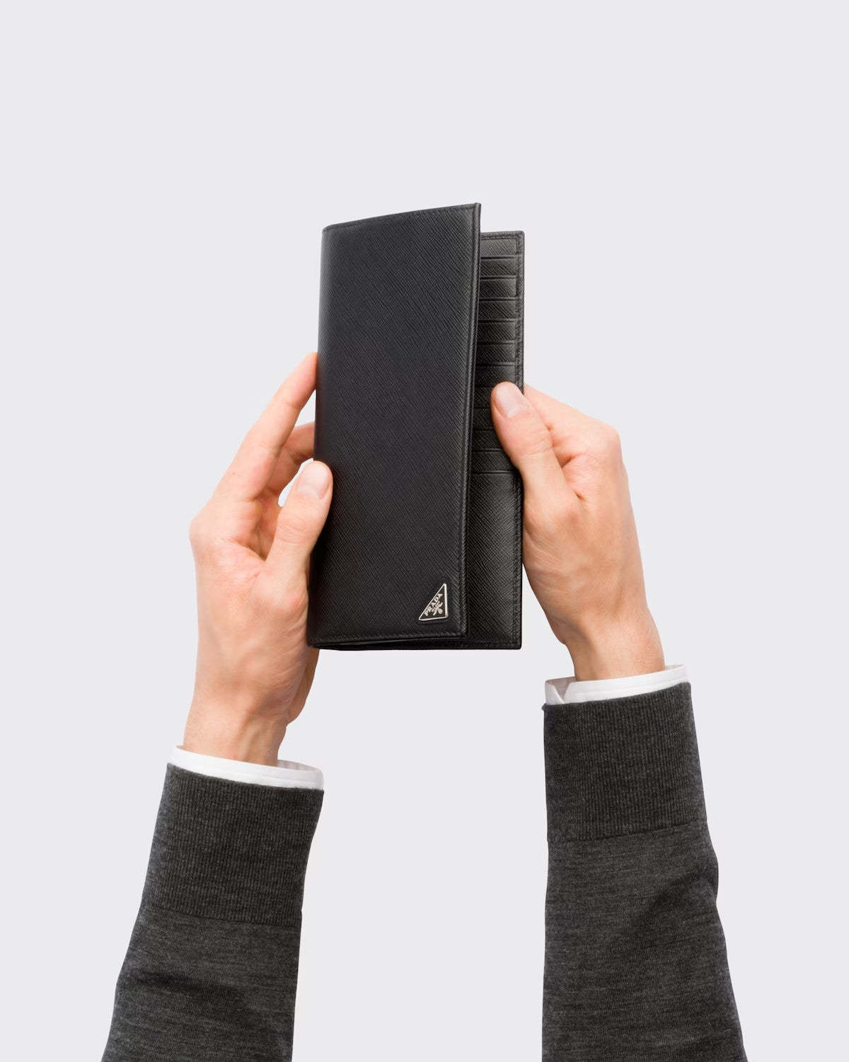 PRADA      サフィアーノトライアングル財布    PMRef:2MV836_QHH_F0002