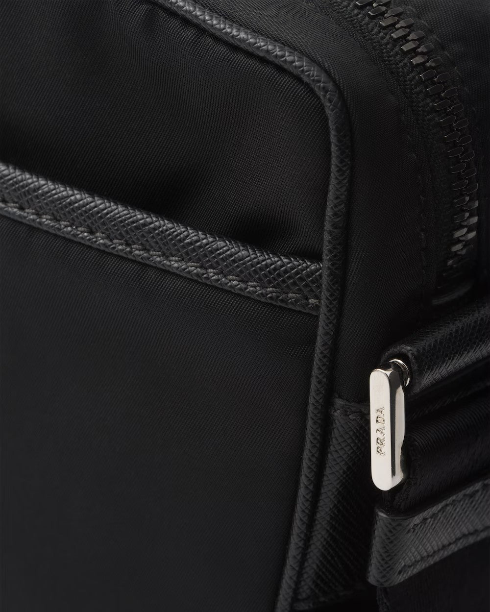 PRADA      リナイロンとサフィアーノのショルダーバッグ    PMRef:2VH112_2DMH_F0002_V_XOP-最安値に挑戦中!!!