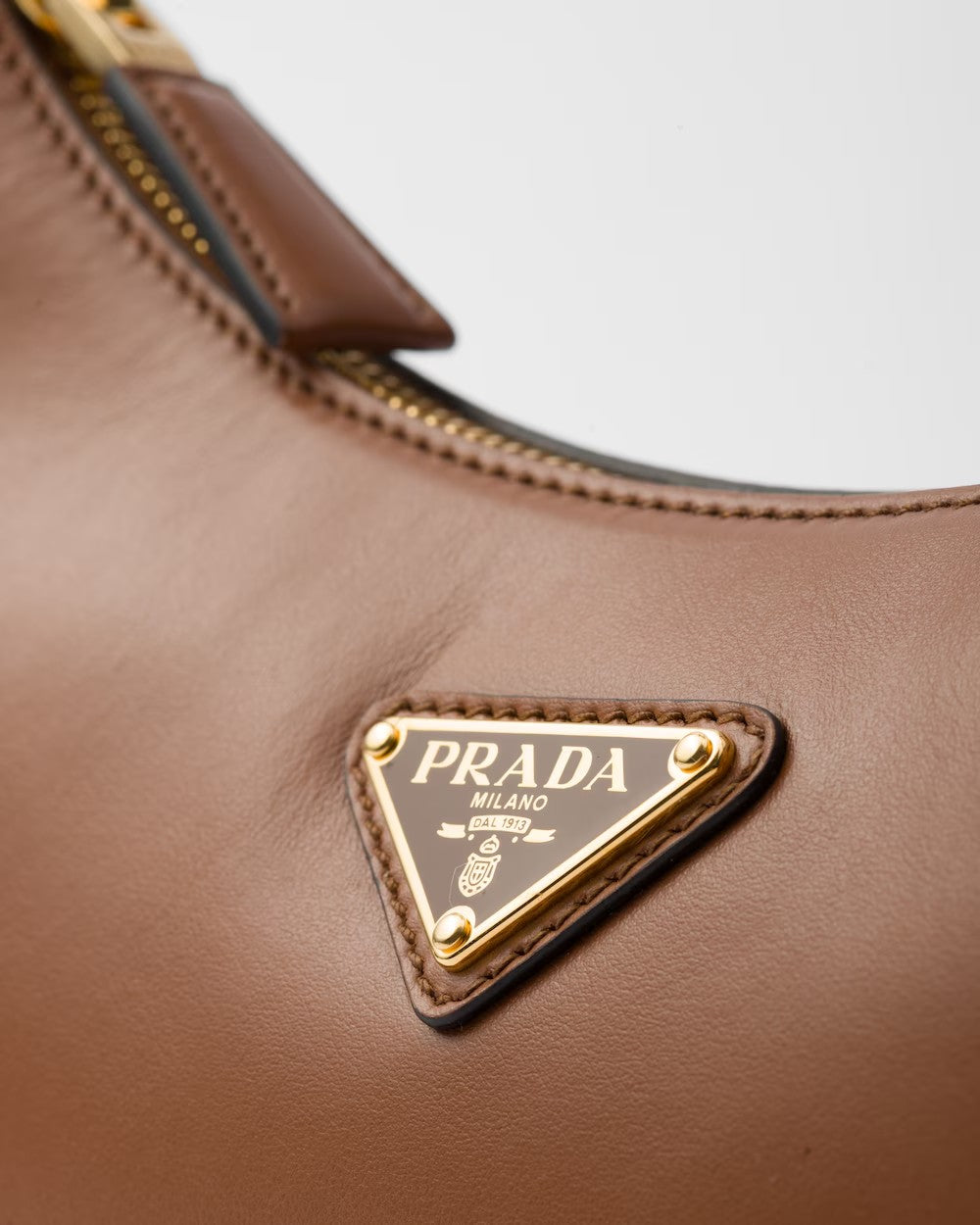 PRADA    プラダ アーケ レザー ショルダーバッグ    PMRef:1BC194_ASK_F0XUG_V_OOO-最安値に挑戦中!!!