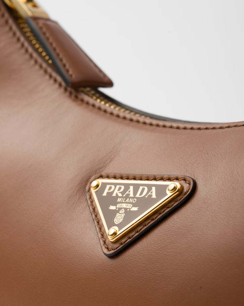 PRADA    プラダ アーケ レザー ショルダーバッグ    PMRef:1BC194_ASK_F0XUG_V_OOO-最安値に挑戦中!!!