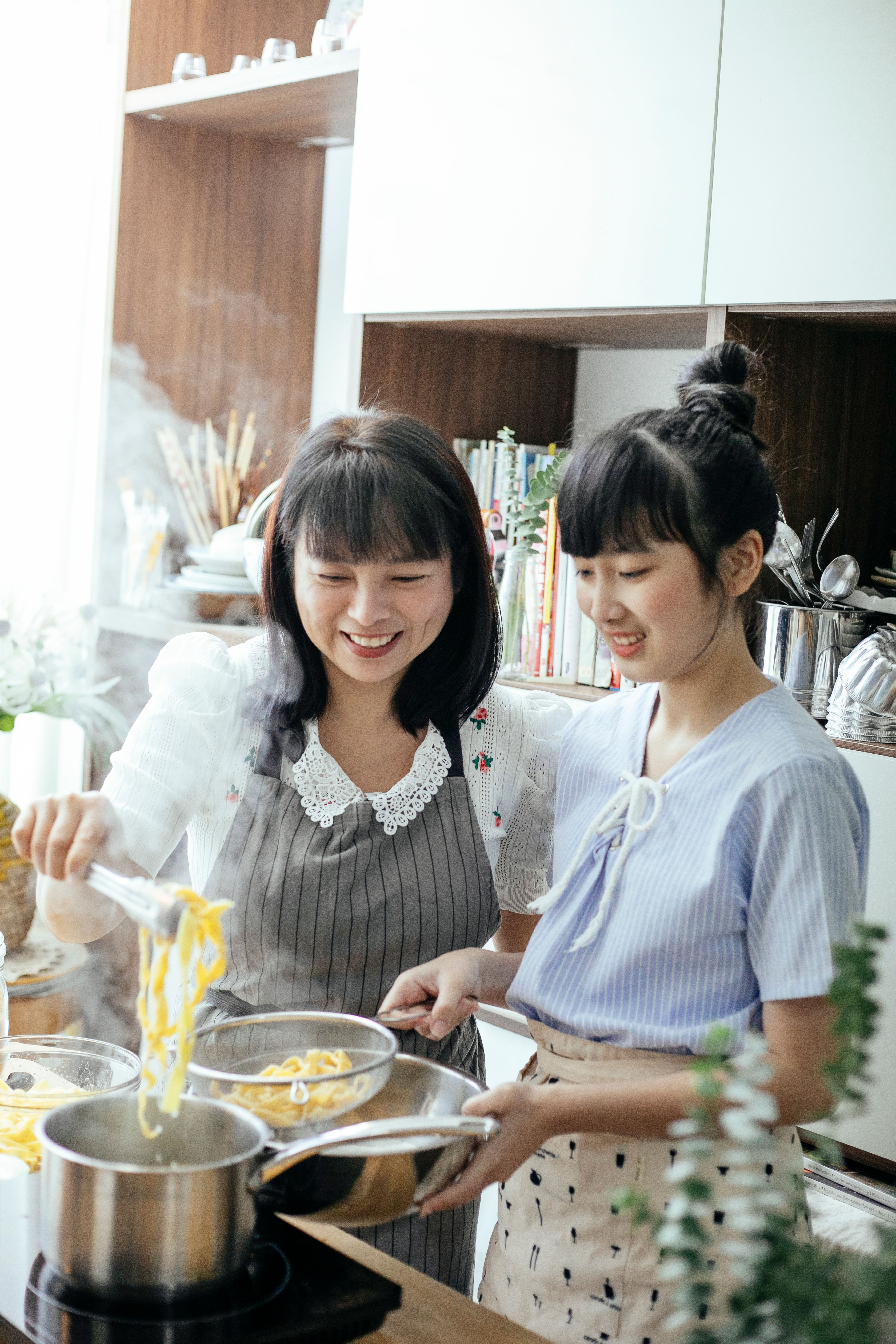 VEIMIA family members preparing a meal together as practical support after breast cancer surgery