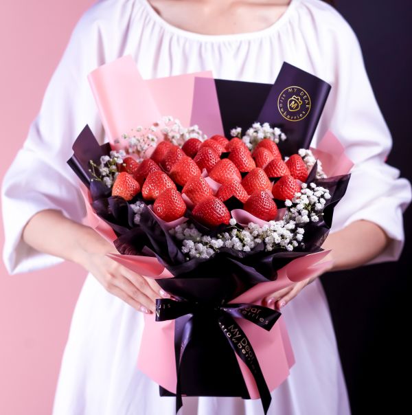 My Dear Strawberries 七夕草莓花束，以新鮮紅色草莓、滿天星及粉黑色包裝組成的情人節禮物