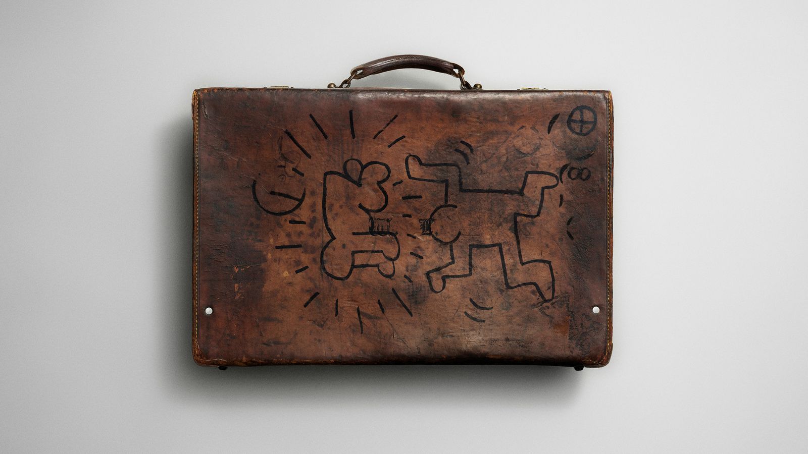 Keith Haring 1984 年塗鴉 Louis Vuitton 古董皮箱，Louis Vuitton Cruise 2027 靈感來源