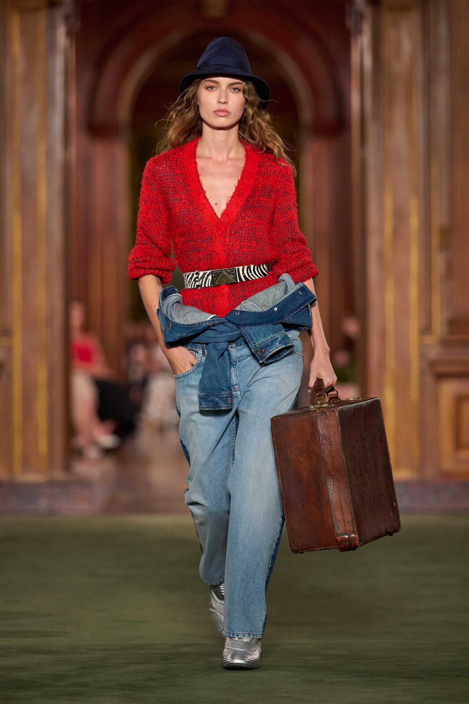 Louis Vuitton Cruise 2027 紅色針織衫牛仔褲與復古皮箱造型