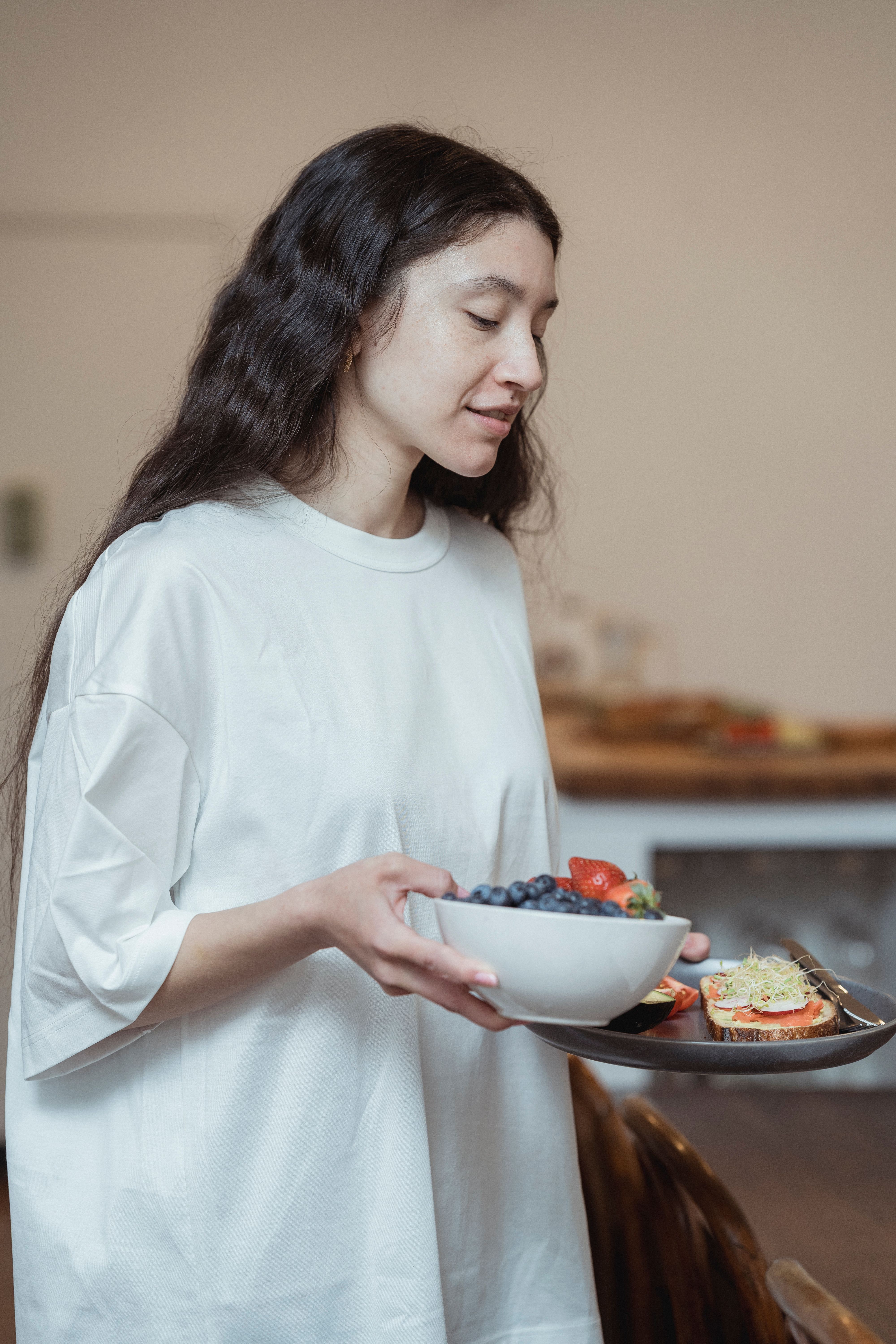 女性準備健康早餐與水果，象徵豐胸食物應回到均衡飲食與日常營養