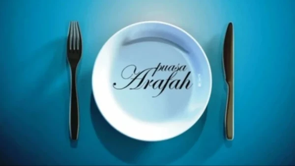 Puasa Arafah 2026 illustration with plate and fasting theme before Hari Raya Haji