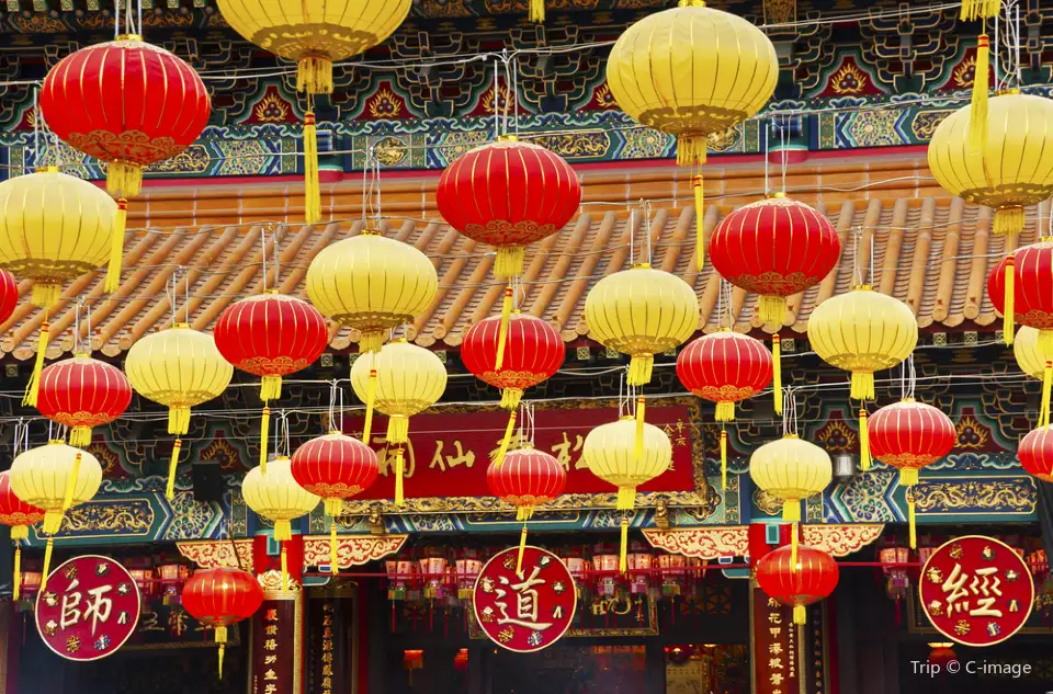 香港嗇色園黃大仙祠紅黃燈籠及傳統建築，2026七夕求姻緣景點