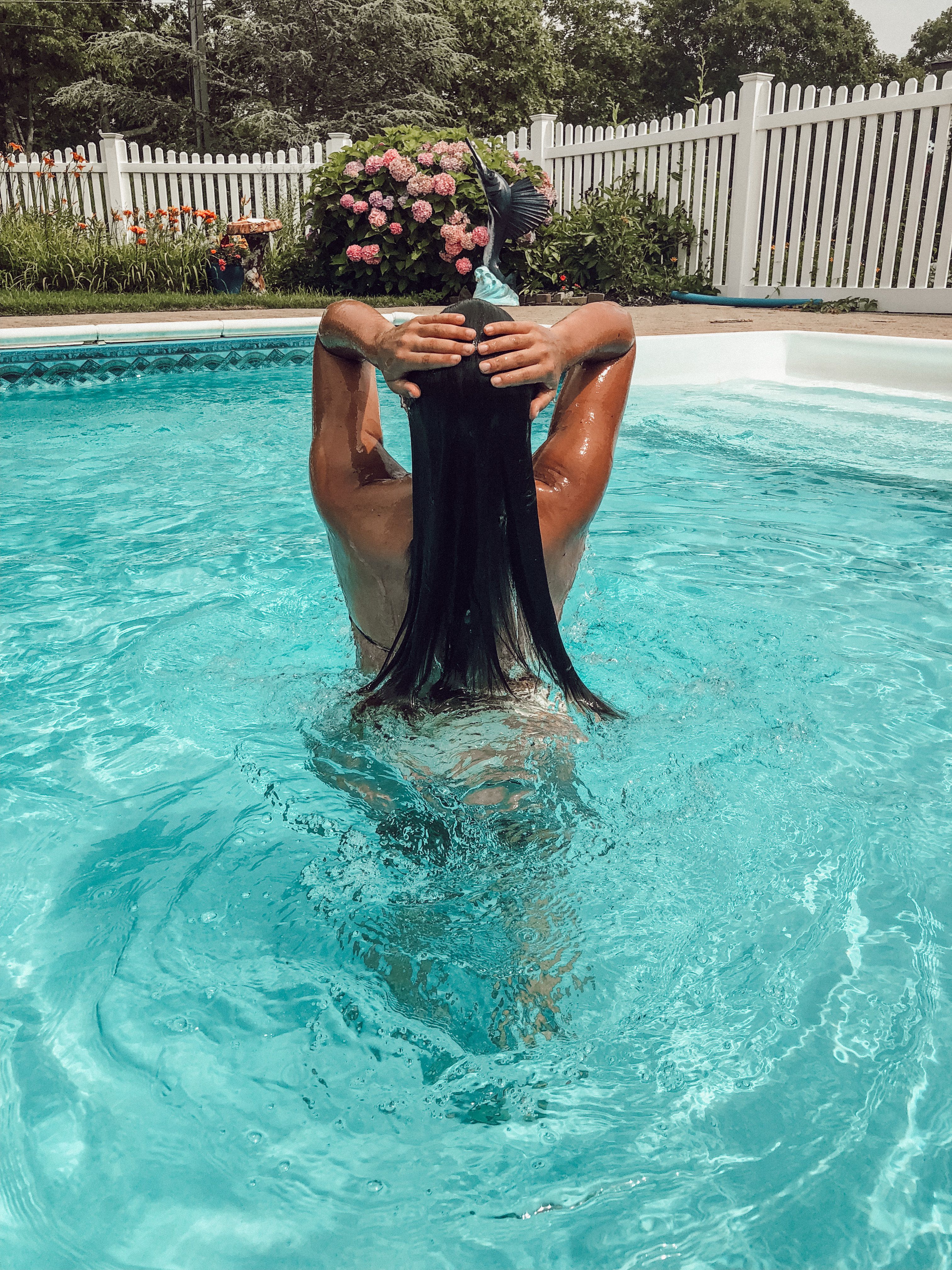 夏天女性在泳池玩水，提醒游泳後應盡快換上乾爽透氣內衣物