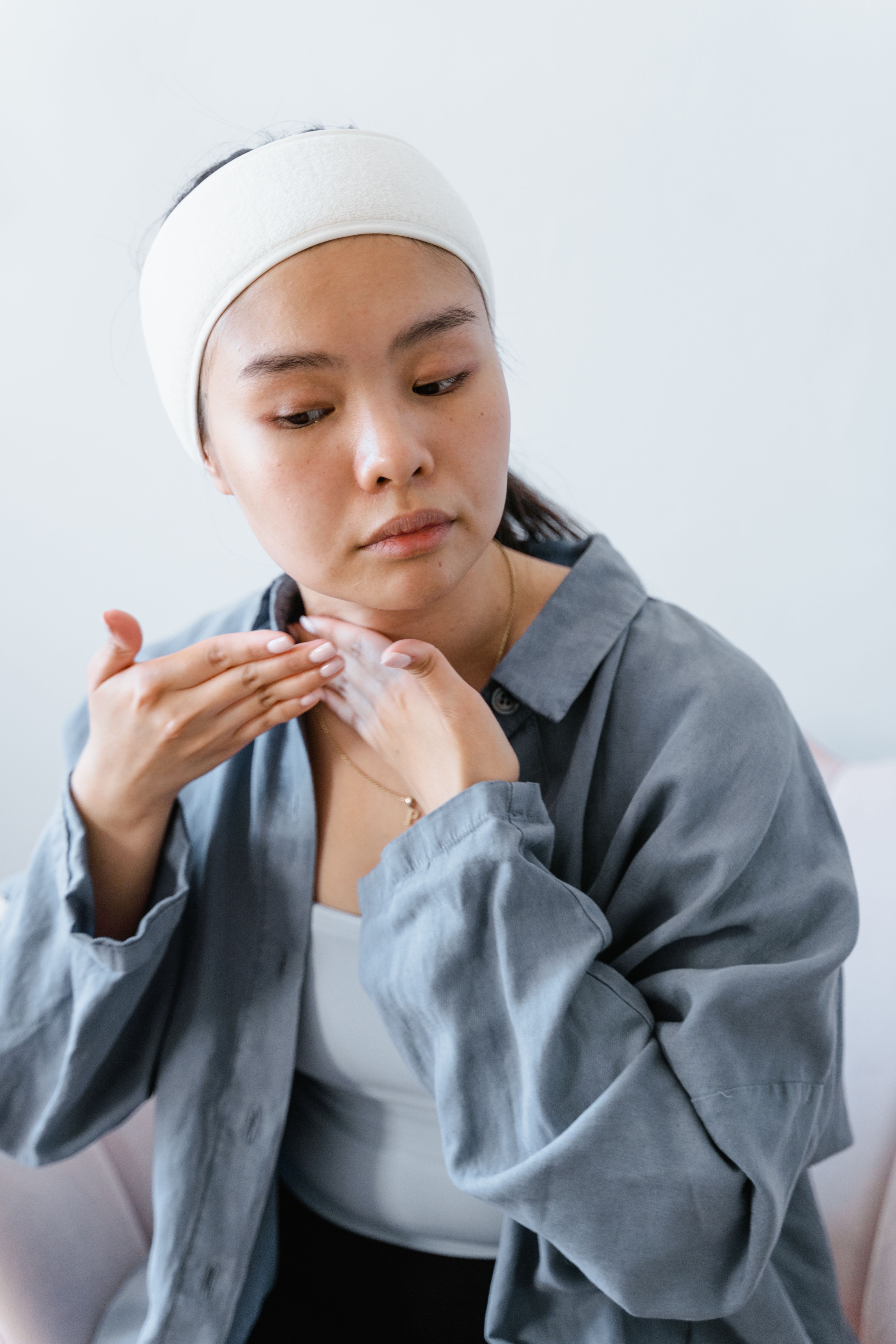 女性胸部與頸胸肌膚日常護理示意圖，提醒乳房健康與舒適內衣選擇