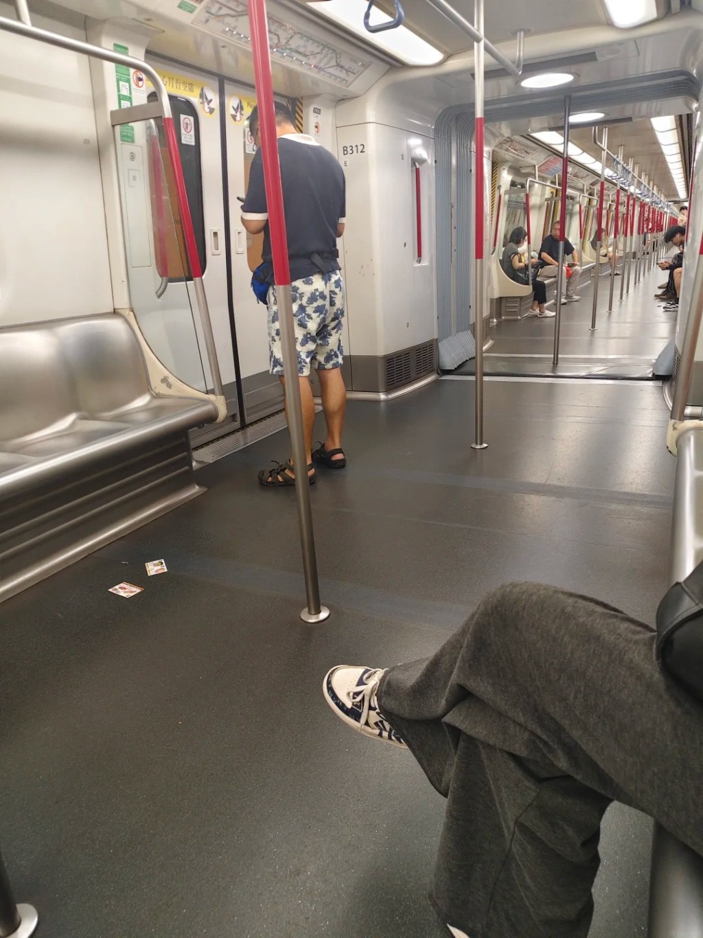 香港港铁晚间车厢较空 网络讨论香港夜生活及消费模式变化