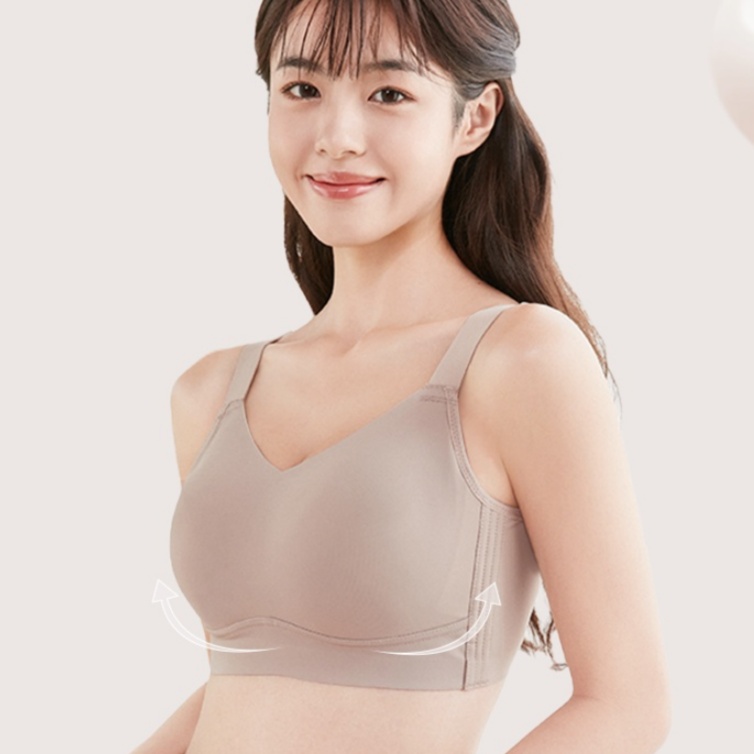 {"default":"a woman wear seamless minimizer bra Veimia"}
