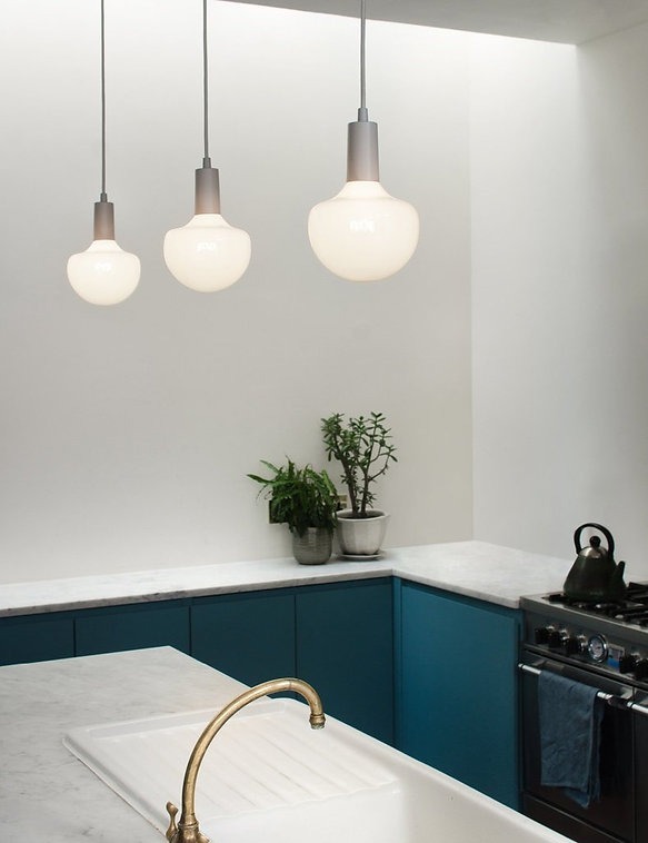 PLUMEN WILMA MILKY 可調光 LED 燈泡
