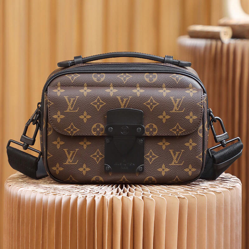 S Lock メッセンジャーショルダーバッグ レザー ユニセックス