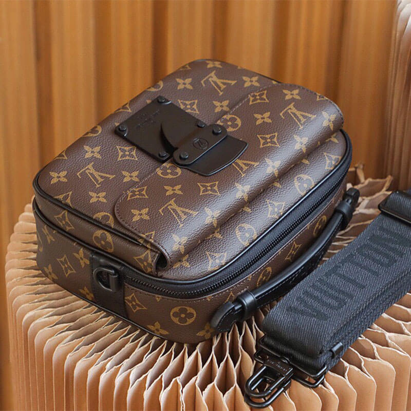 S Lock メッセンジャーショルダーバッグ レザー ユニセックス