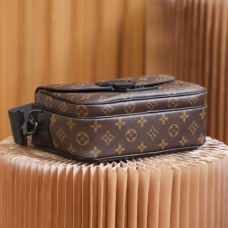 S Lock メッセンジャーショルダーバッグ レザー ユニセックス