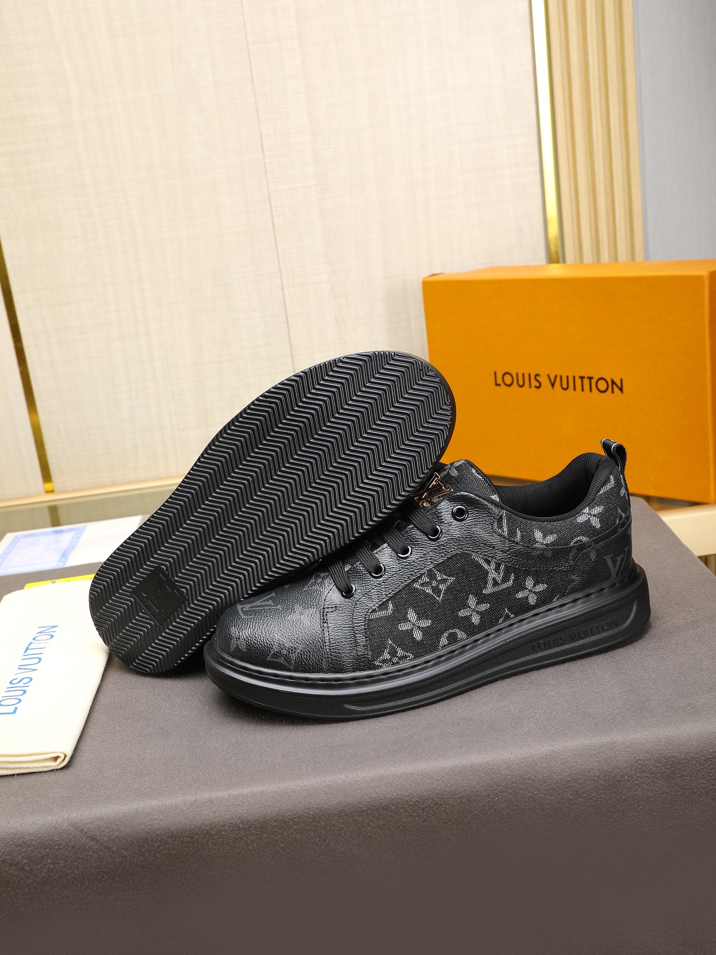 LV トレーナー スニーカー