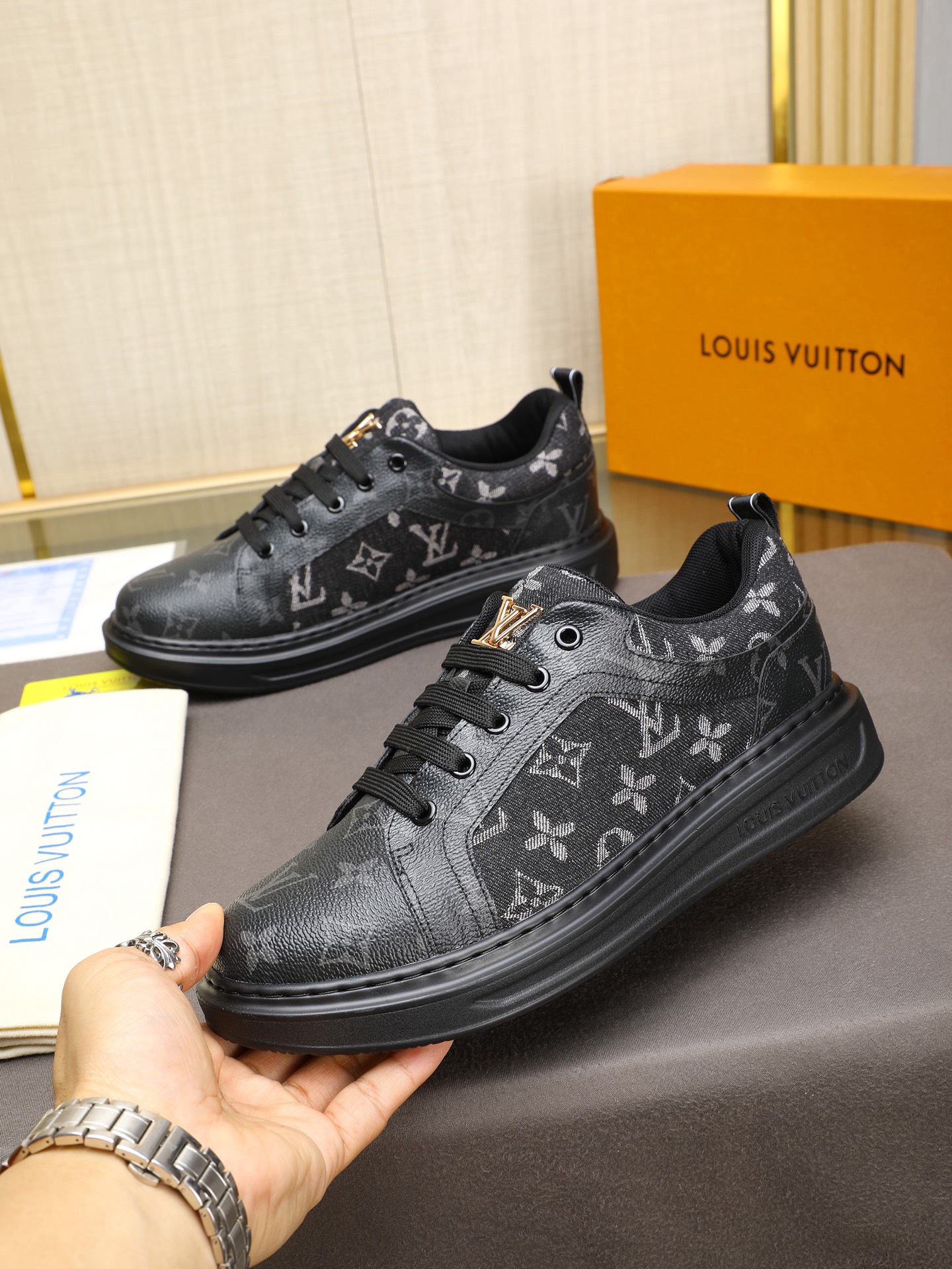 LV トレーナー スニーカー