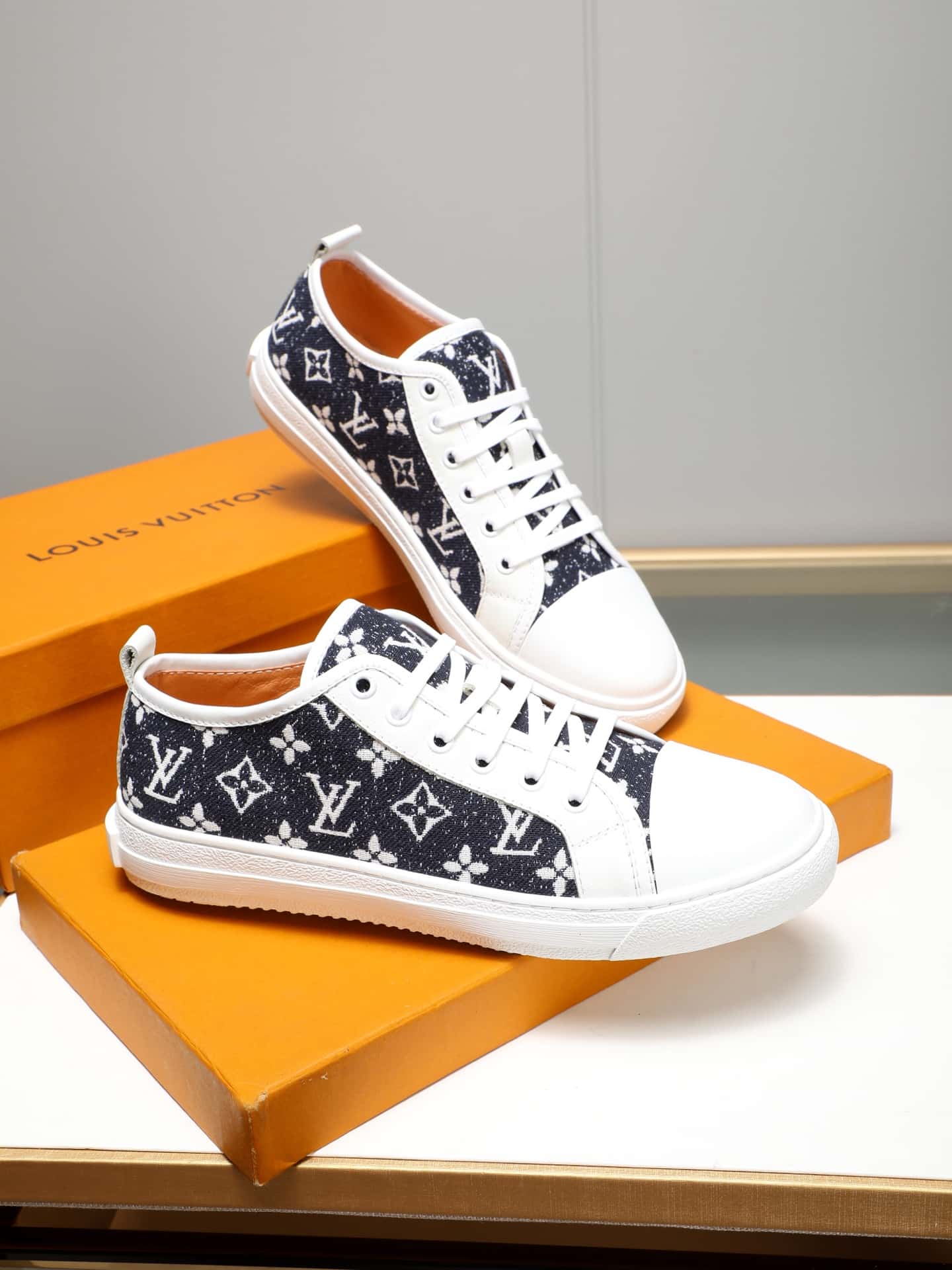 LV トレーナー スニーカー