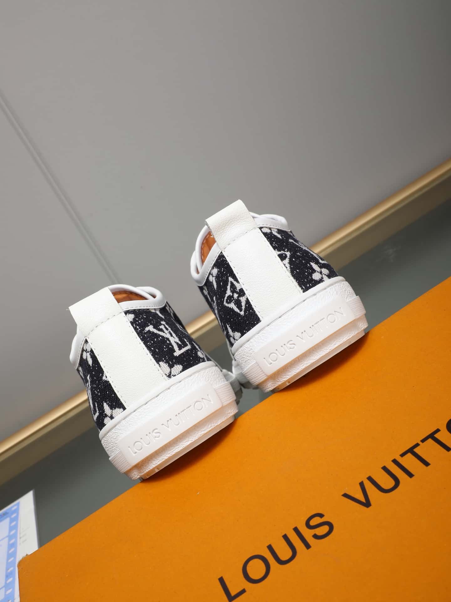 LV トレーナー スニーカー