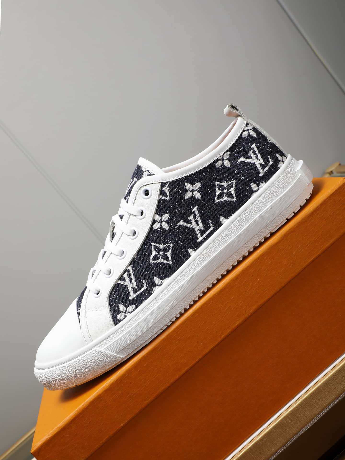 LV トレーナー スニーカー