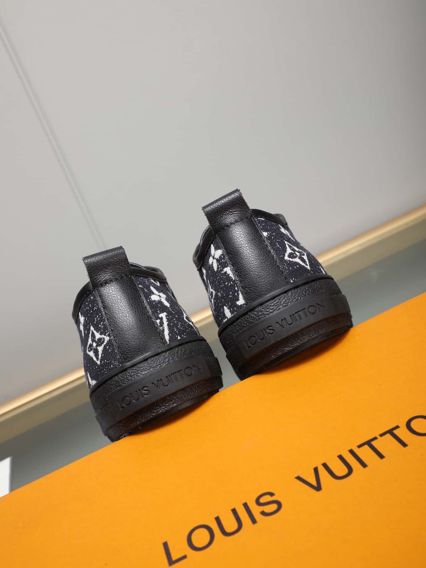 LV トレーナー スニーカー