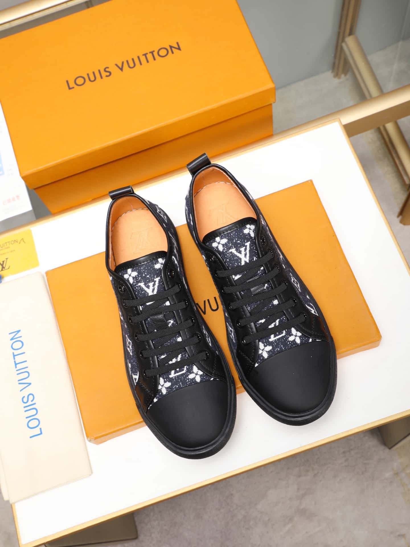 LV トレーナー スニーカー