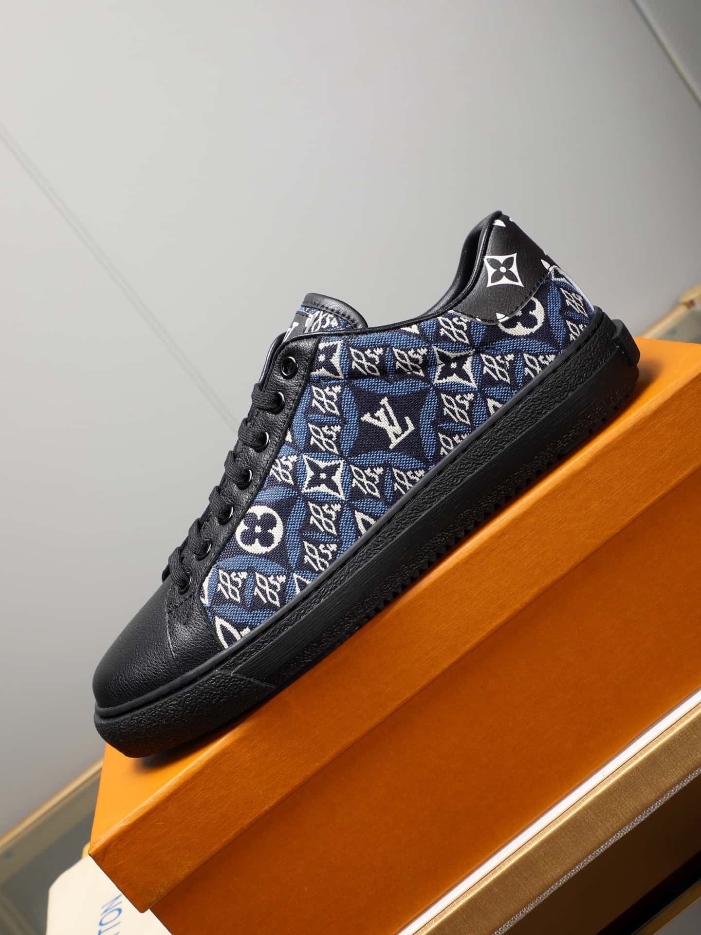 LV トレーナー スニーカー