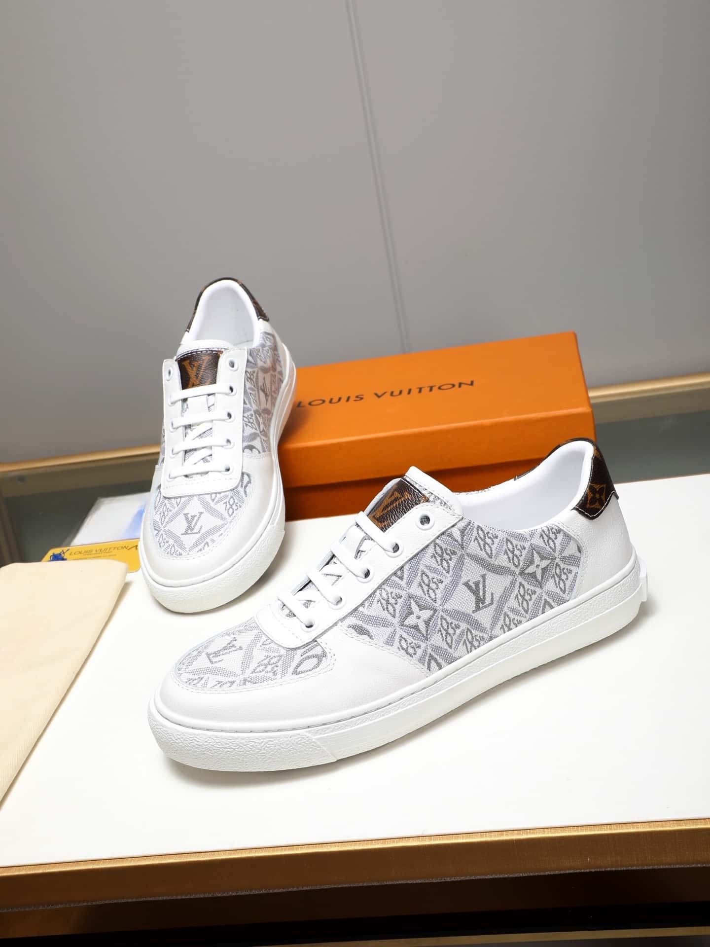 LV トレーナー スニーカー