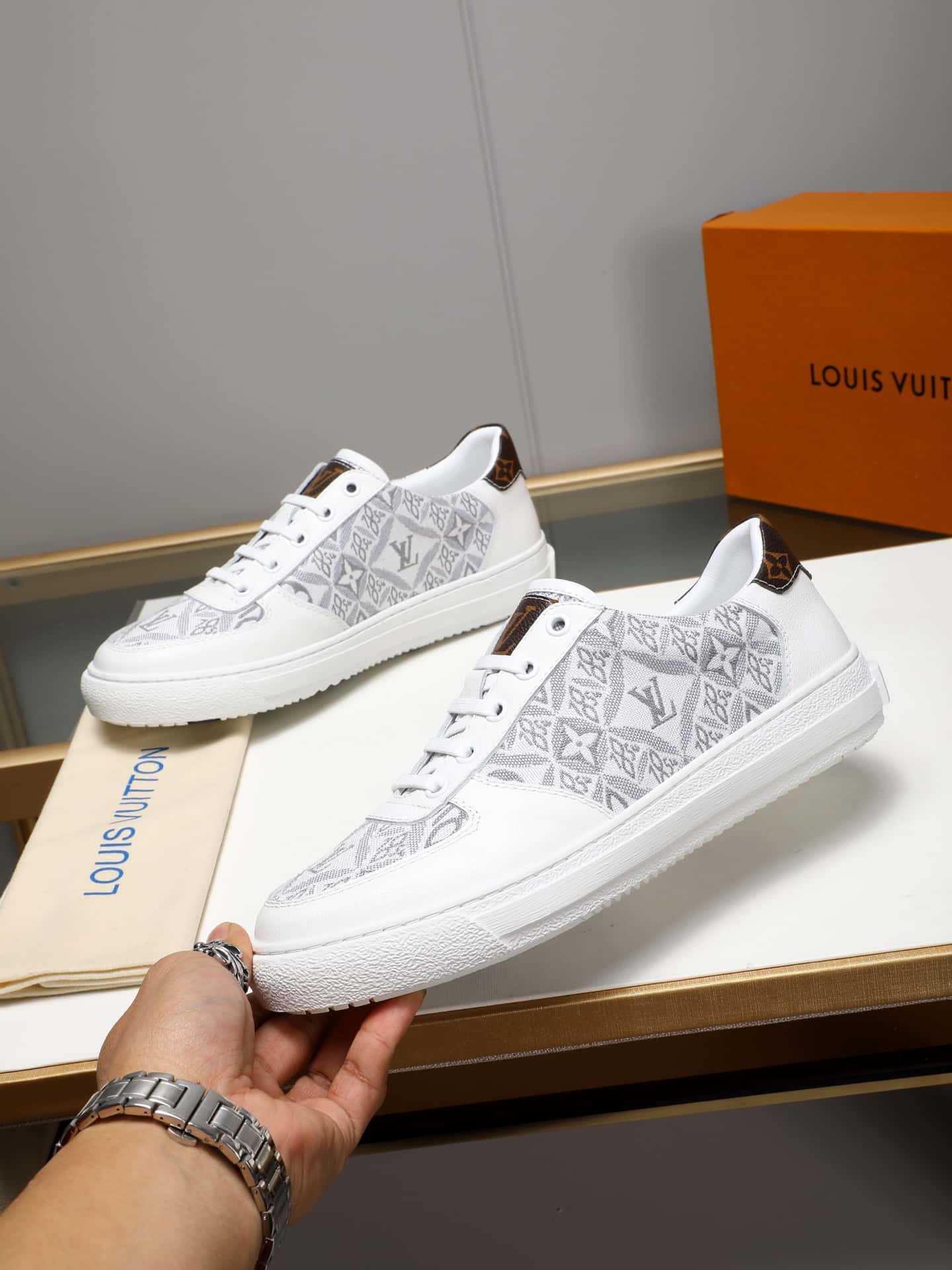 LV トレーナー スニーカー