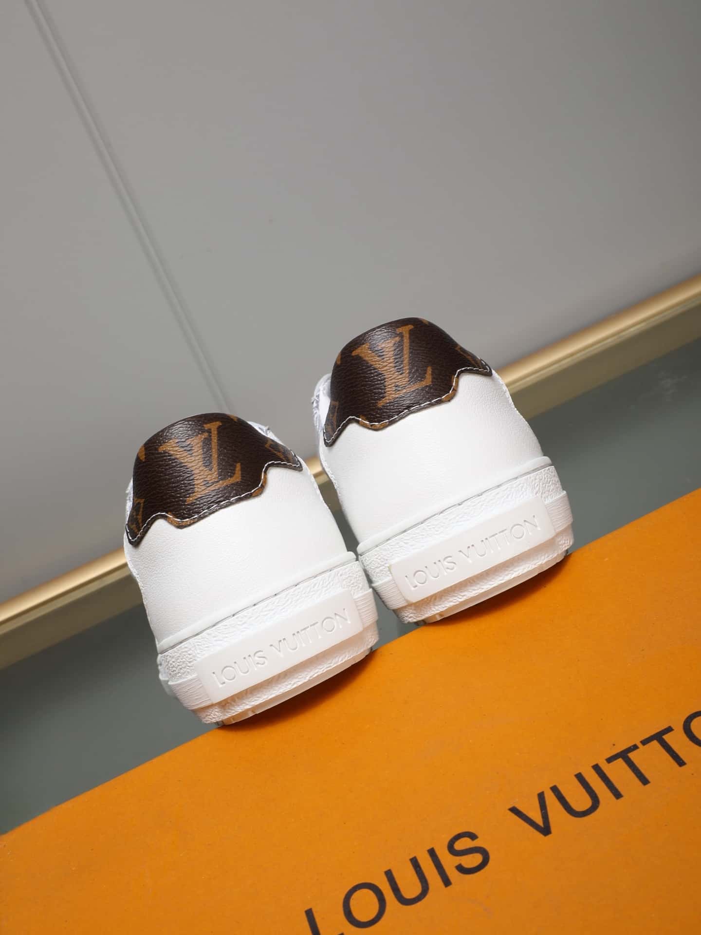 LV トレーナー スニーカー