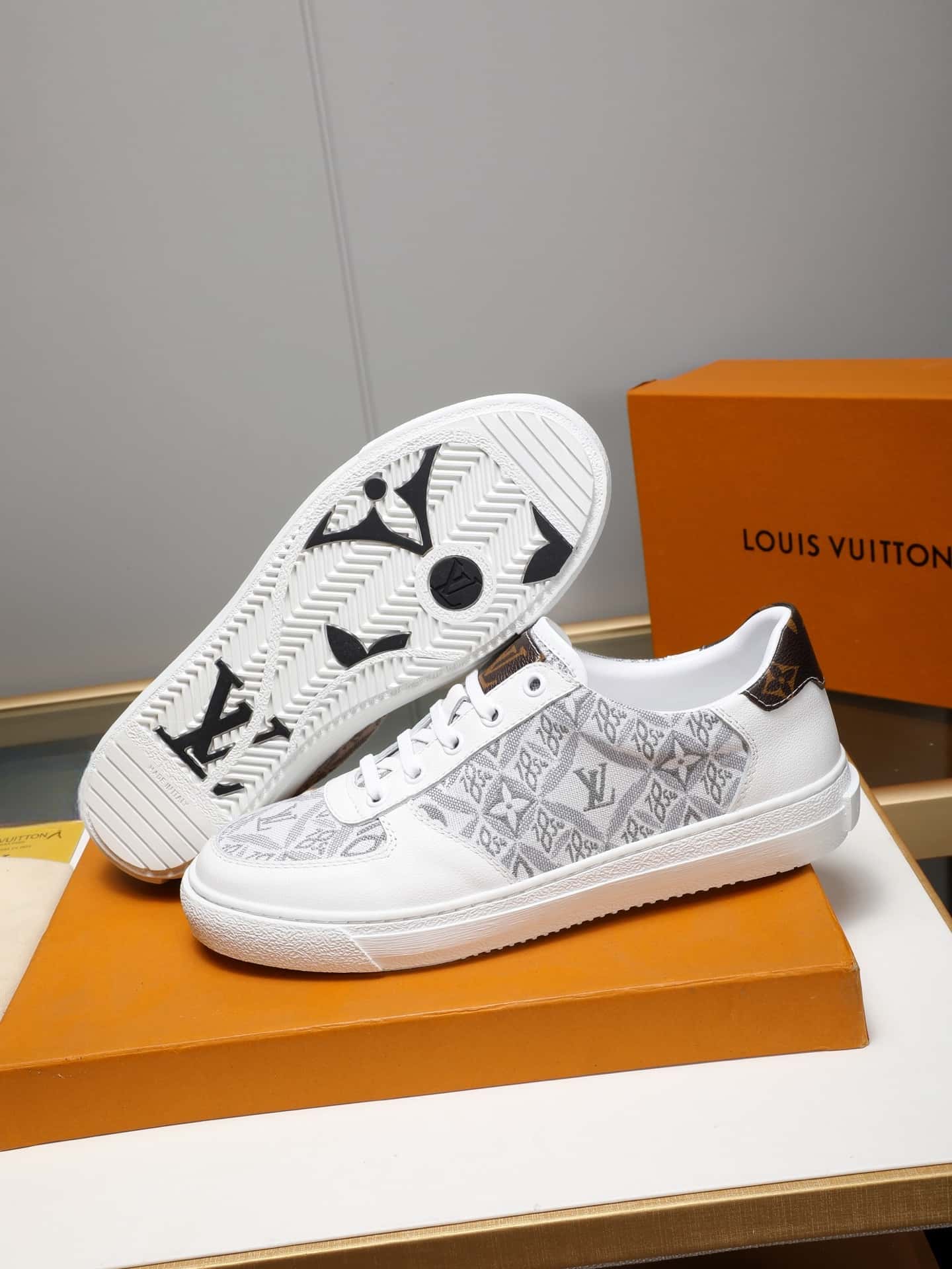 LV トレーナー スニーカー