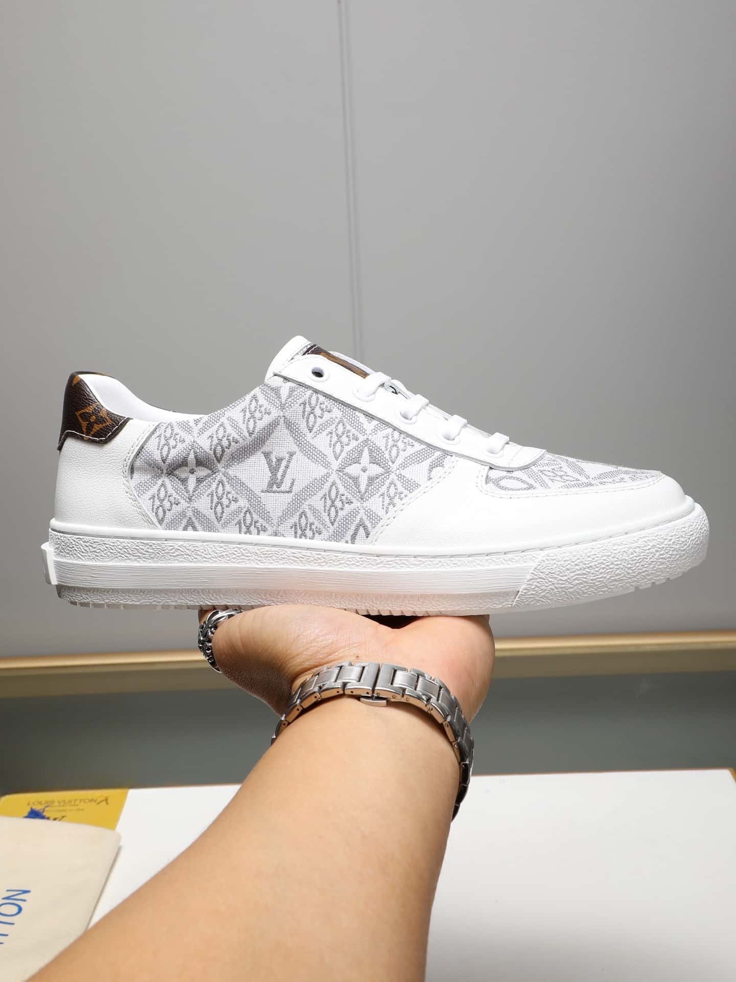 LV トレーナー スニーカー