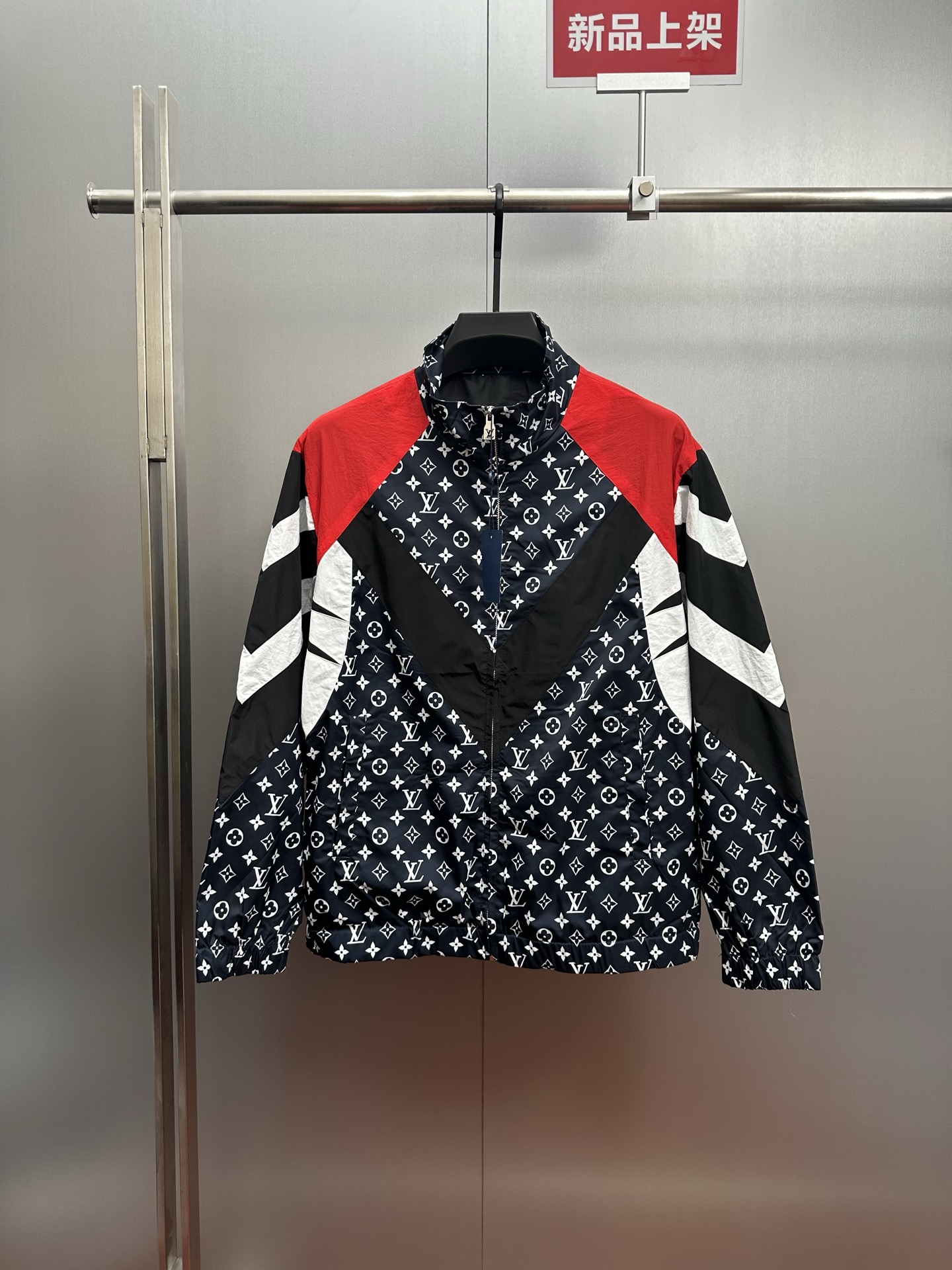 モノグラム装飾 フード付きベルトジャケット