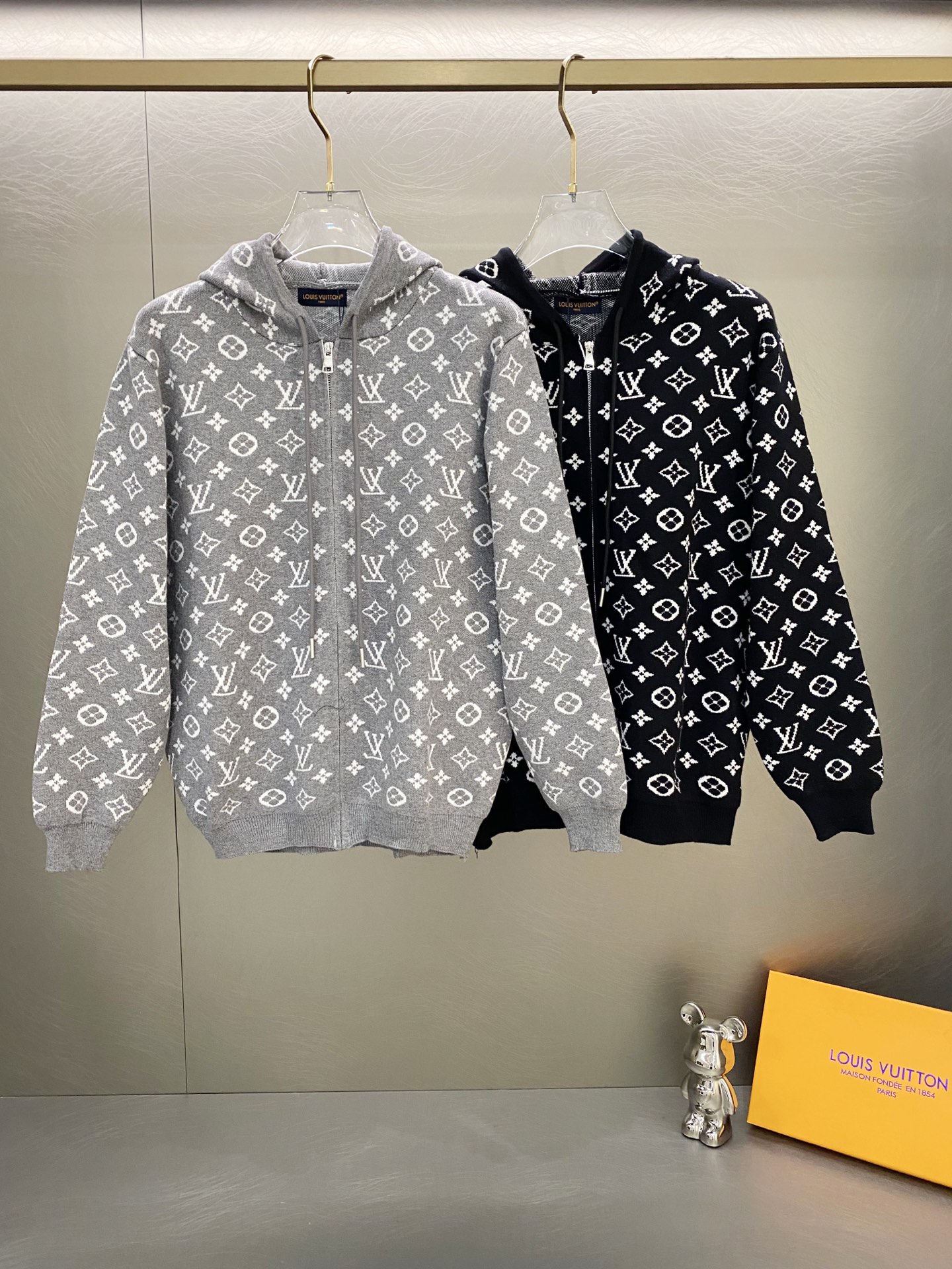 刺繍入りジップアップニットフーディー