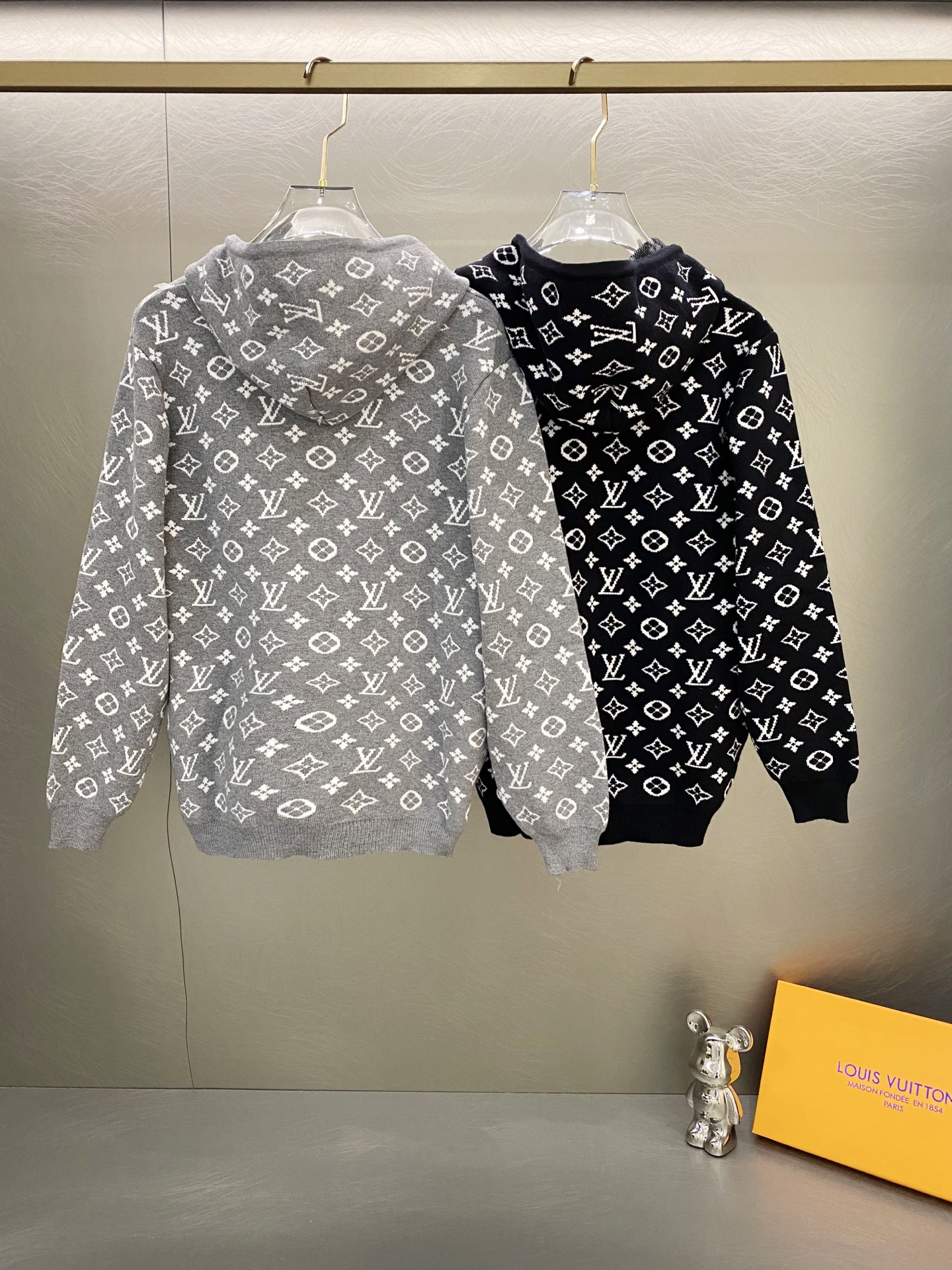 刺繍入りジップアップニットフーディー