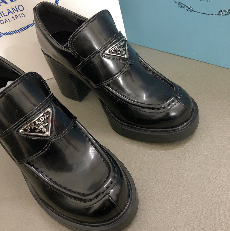 プラダ（ PRADA）Chocolate ブラッシュドレザー ハイヒール  ローファー レディース