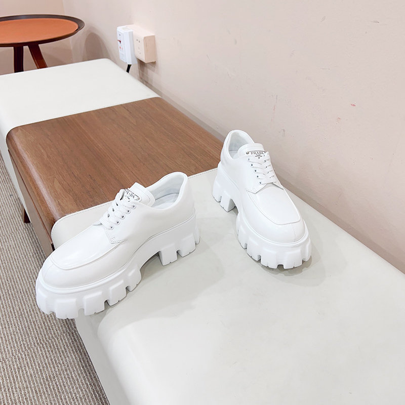 プラダ（ PRADA） レザー 靴 シューズ 厚底 ローファー レディース 2色選択可